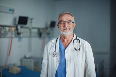 Bir hastane odasında yaşlı bir doktorun portresi..