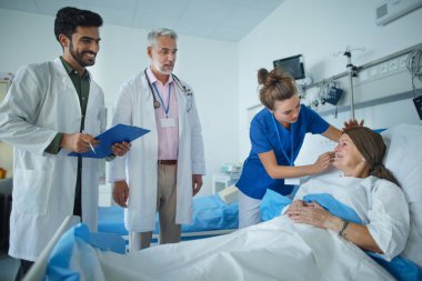 Kemoterapiden sonra yaşlı kadın hastane odasında yatıyor..