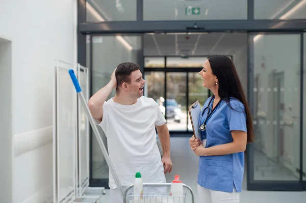 Young Man Syndrome Working Hospital Cleaner Talking Nurse Having Fun — Stockfoto