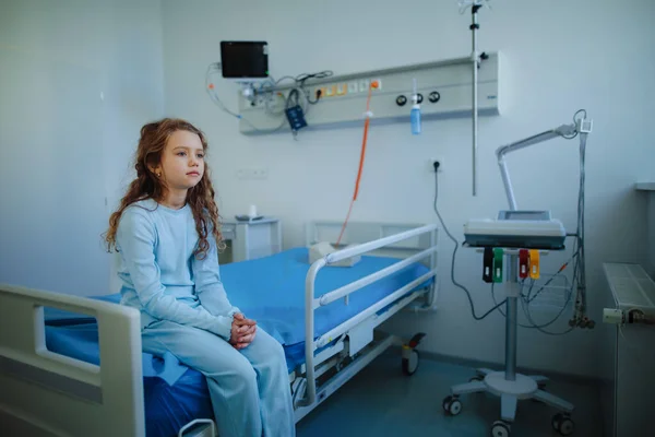 Hastane Koğuşunda Tek Başına Oturan Küçük Hasta Kız — Stok fotoğraf