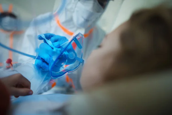 Enfeksiyon Kapmış Bir Kızın Hastane Odasında Yatması — Stok fotoğraf