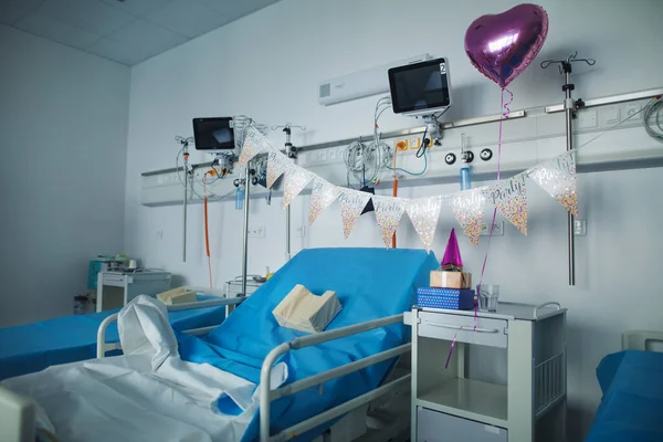 Close Empty Hospital Room Birthday Decoriation — Stockfoto