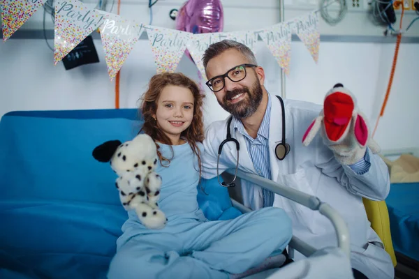 Freundlicher Arzt Kümmert Sich Und Spielt Mit Kleinem Patienten — Stockfoto