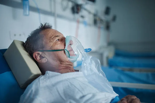 Senior Man Oxygen Mask Lying Hospital — Stok fotoğraf