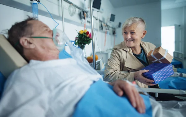 Старшая Женщина Навещает Своего Мужа Больнице Приносит Ему Подарки — стоковое фото