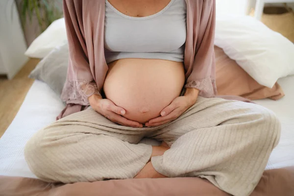 Feliz Embarazada Acariciando Vientre Sentada Una Cama — Foto de Stock