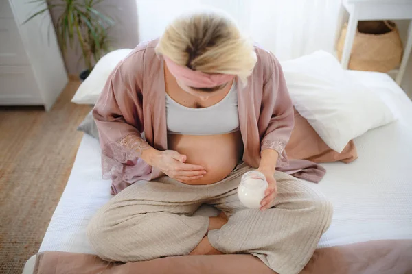 Mujer Embarazada Haciendo Crujir Vientre Sentada Una Cama Cuidando Misma — Foto de Stock