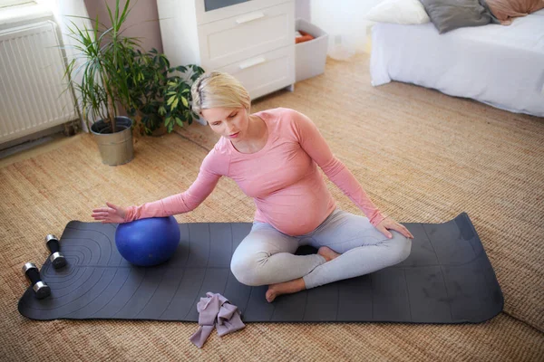 Беременная Женщина Делает Упражнения Мячом Квартире — стоковое фото