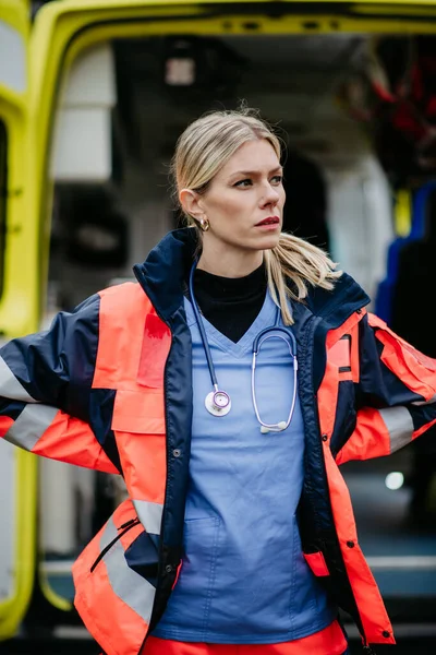 救急車の前に立つ若い女性医師の肖像 — ストック写真
