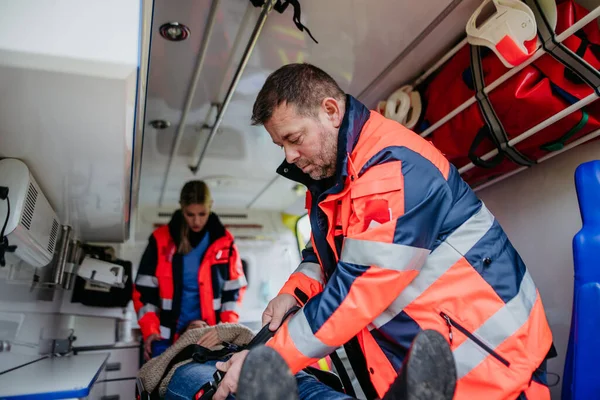 救助者は患者の世話をし輸送の準備をする — ストック写真
