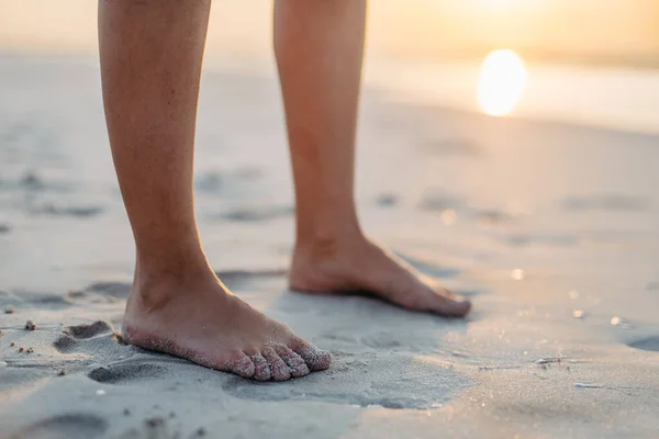 Close Womans Feet Sand Sea — Stockfoto