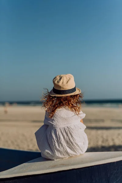 Rear View Little Girl Looking Ocean — Stock Photo, Image