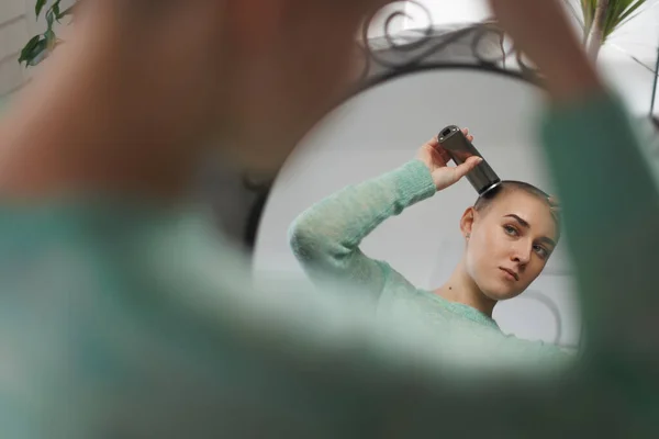 Young Woman Shaving Hair Chemotherapy — Fotografia de Stock