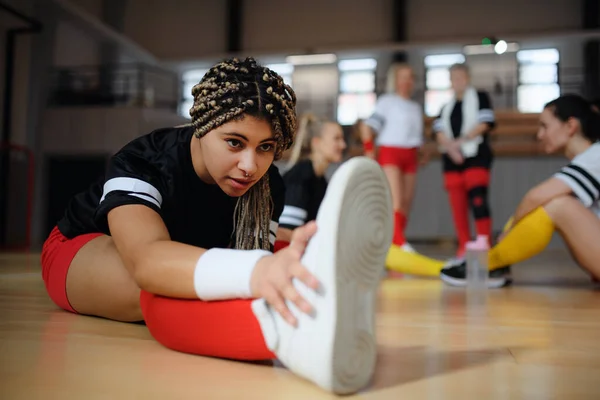 Grupp Flera Generationer Kvinnor Idrottslag Spelare Gymmet Stretching Uppvärmning Före — Stockfoto