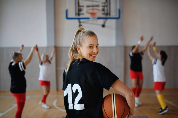 篮球运动青年女子运动员赛后背景图 — 图库照片