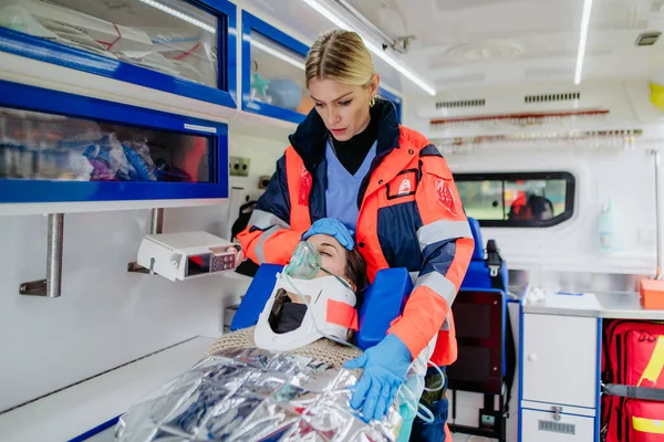 救助者は患者の世話をし輸送の準備をする — ストック写真