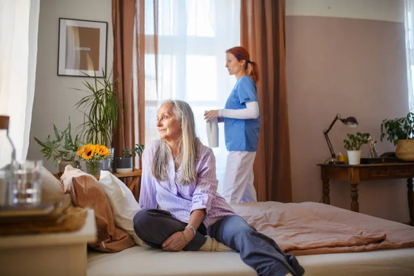 Pflegekraft Hilft Seniorin Hause — Stockfoto