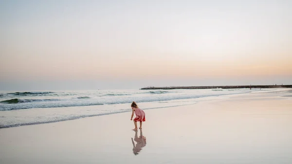 Little Girl Looking Shells Beach Enjoying Exotic Vacation — Stock Photo, Image
