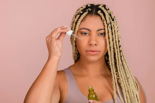 Portrait Young Woman Holding Skincare Serum Drops Bottle Concept Beauty — Stok fotoğraf
