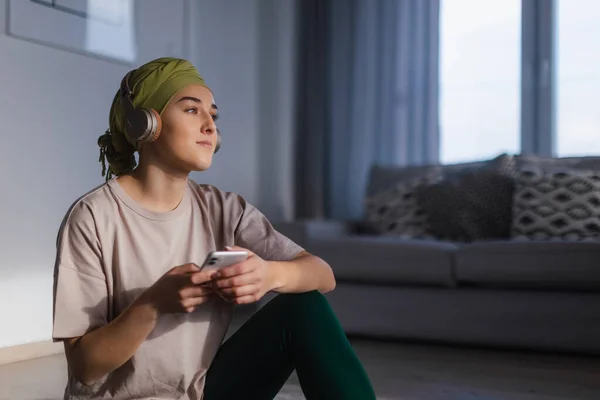 Young Woman Cancer Siting Home Scrolling Phone Listening Music —  Fotos de Stock
