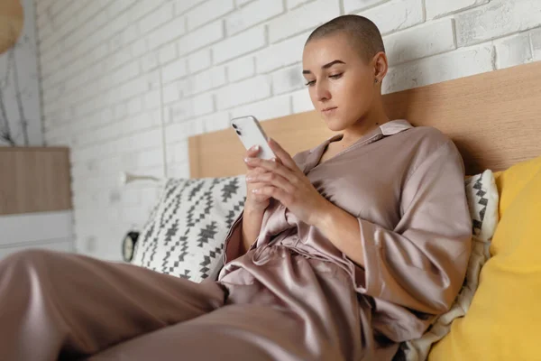 Young Woman Cancer Siting Home Scrolling Phone — Stockfoto