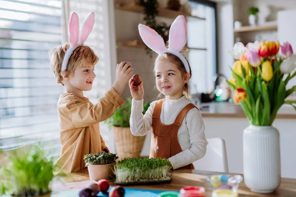 Niños Pequeños Con Orejas Conejo Celebrando Pascua Primavera — Foto de Stock