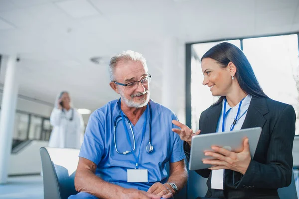 Young Business Woman Shaking Hand Elderly Doctor Hospital — Stock Photo, Image