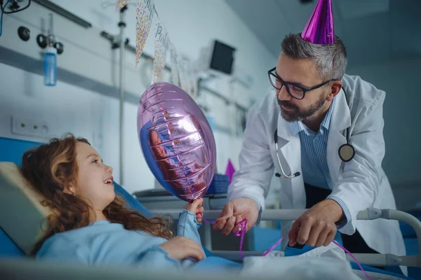 Happy Doctor Celebrating Birthday Little Girl Hospital Room — Stockfoto