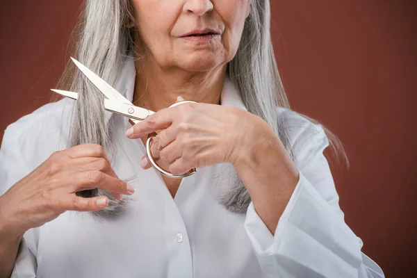 Portrait Unhappy Senior Woman Cutting Her Hair Because Breast Cancer — Stockfoto