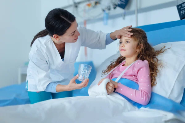 Young Nurse Giving Glass Water Little Girl — Stockfoto