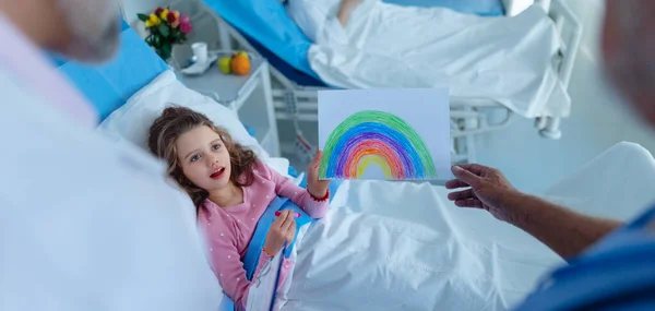 Kleines Mädchen Einem Krankenhauszimmer Zeichnete Ein Schönes Bild Von Regenbogen — Stockfoto