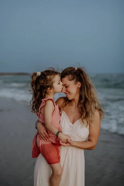 Mãe Desfrutando Juntos Tempo Com Sua Filha Mar — Fotografia de Stock