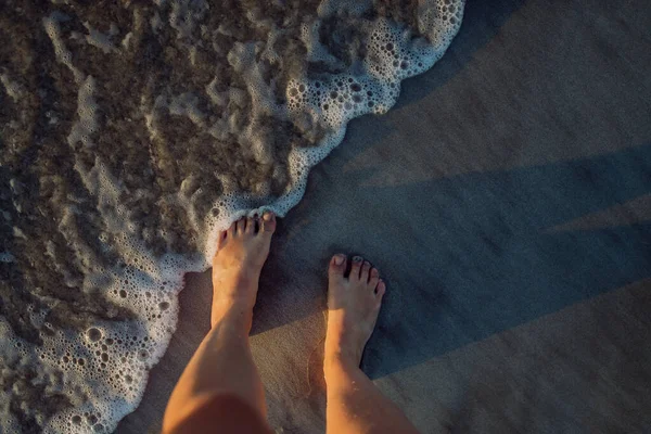 Kvinna Promenader Stranden Solnedgången Närbild Fötter — Stockfoto