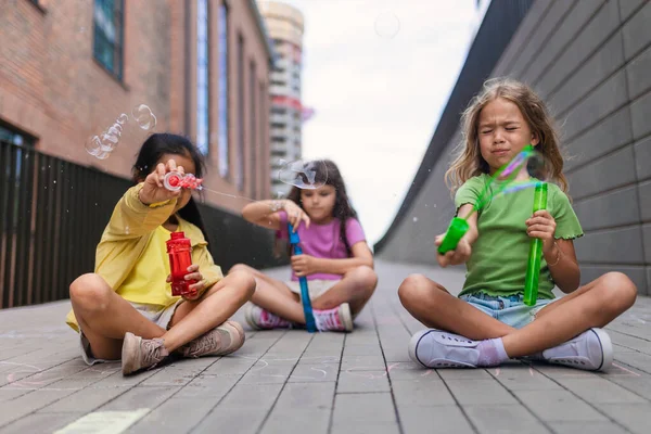 Happy Three Friends Enjoying Summer Time City Blowing Bubbles — Stok fotoğraf