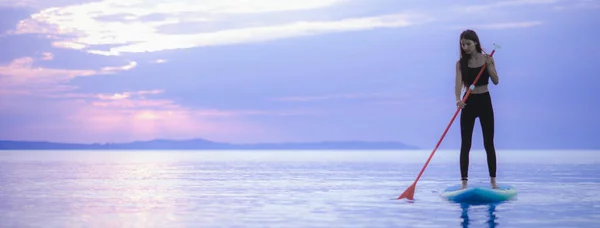 Young Beautiful Girl Surfer Paddling Surfboard Lake Sunrise — Fotografia de Stock