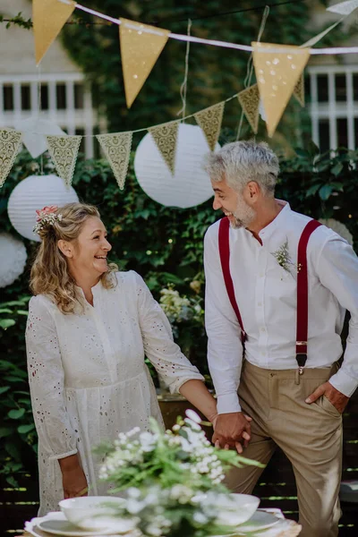 Mature Bride Groom Having Romantic Moment Wedding Reception Backyard — Stock fotografie