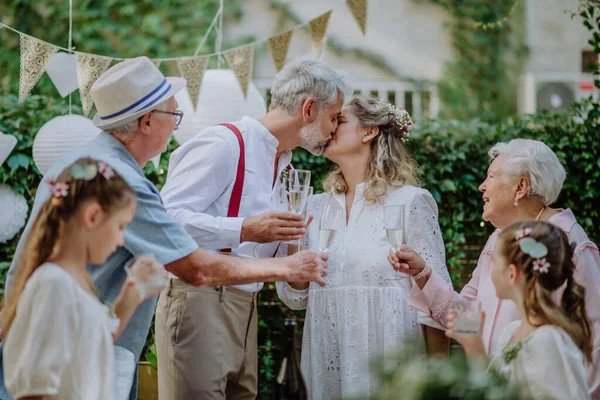 Maturo Sposa Sposo Baciare Ricevimento Nozze Con Loro Famiglia Fuori — Foto Stock