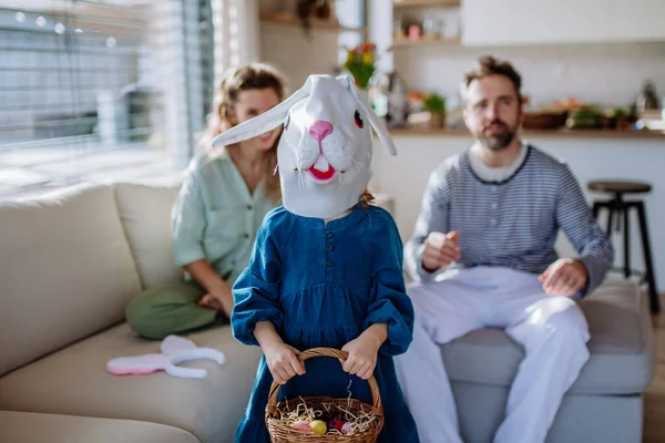 小女孩戴着兔子面具和她的父母在家里庆祝春天 — 图库照片