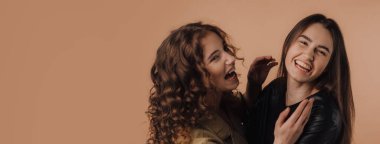 İki mutlu genç arkadaşın portresi, stüdyo çekimi.,