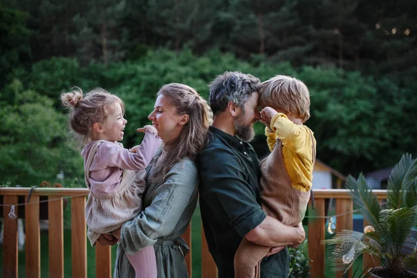 부모가 자녀를 테라스에서 야외에서 즐거운 시간을 보내는 — 스톡 사진