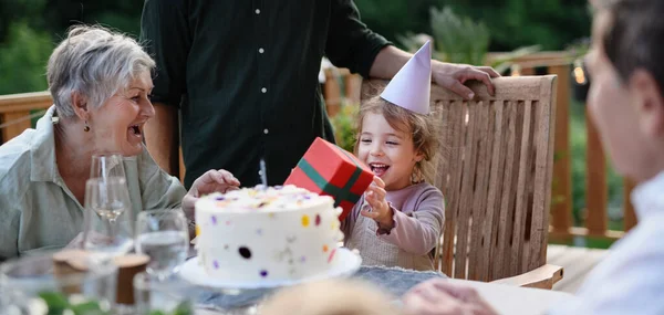 Wielopokoleniowa Rodzina Świętuje Urodziny Małej Dziewczynki Imprezę Ogrodową Patio — Zdjęcie stockowe