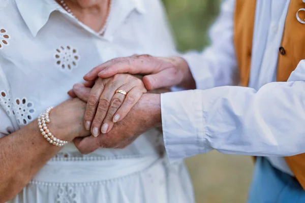 Close Seniors Hands Golden Wedding Rings Marriage — Stock Photo, Image