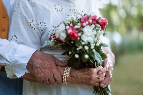Close Van Senioren Handen Met Gouden Trouwringen Tijdens Hun Huwelijk — Stockfoto