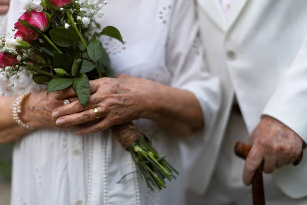 Close Seniors Hands Golden Wedding Rings Marriage — Foto Stock