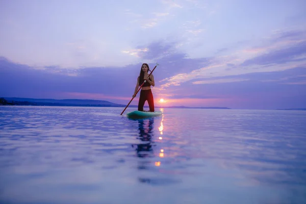 Young Beautiful Girl Surfer Paddling Surfboard Lake Sunrise — Foto de Stock