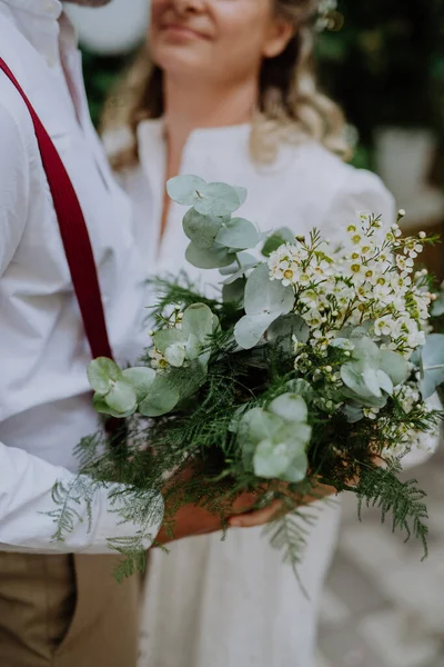 Närbild Bröllopsbukett Med Brudgum Och Hustru — Stockfoto