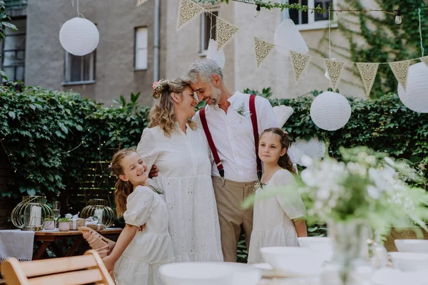 Gammal Brud Och Brudgum Poserar Med Sina Döttrar Bröllopsmottagning Utanför — Stockfoto