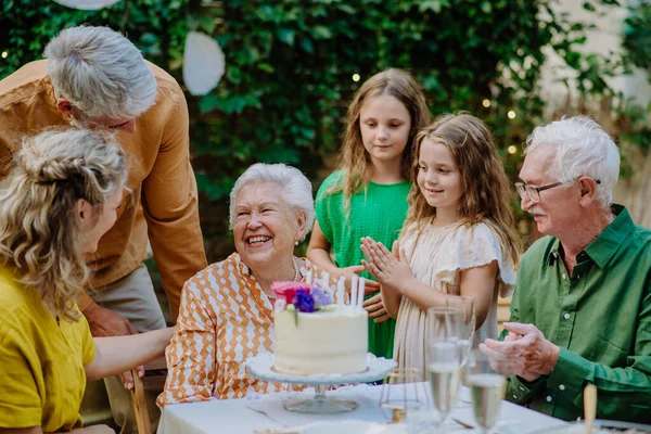 Multi Generation Family Outdoor Summer Garden Party Celebrating Birthday — Fotografia de Stock