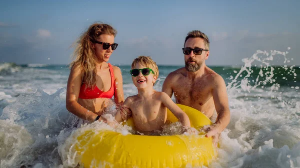 Familia Feliz Con Pequeño Hijo Disfrutando Del Tiempo Mar País — Foto de Stock