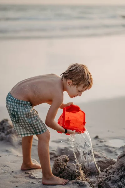 Malý Chlapec Plavkách Hraje Vědrem Moře Užívá Letní Dovolenou — Stock fotografie